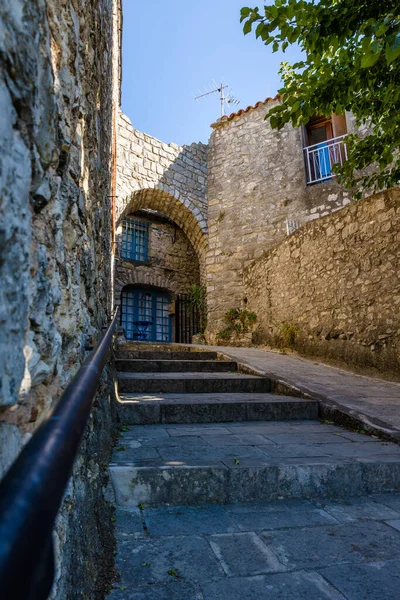 Porte de la Barre, kuzeyden Montpellier yakınlarındaki ortaçağ köyü Matelles 'in kalbine giriş izni veriyor.