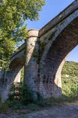 Roquebrun 'da Ceps köprüsü, 19. yüzyıldan kalma altı kemerli bir köprü ve Orb Nehri' ni geçiyor.