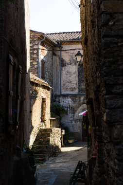 Roquebrun 'da Hamlet of Ceps' de yaz güneşinin altında