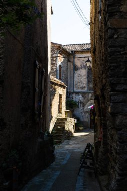 Roquebrun 'da Hamlet of Ceps' de yaz güneşinin altında