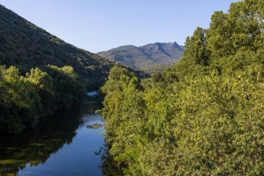 Roquebrun 'daki Hamlet' ten Espinouse Dağları ve Küre 'ye yaz manzarası