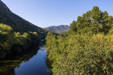 Roquebrun 'daki Hamlet' ten Espinouse Dağları ve Küre 'ye yaz manzarası