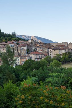 Ortaçağ köyü Olargues 'in gün batımında ve Olargues Saint-Laurent Kilisesi' nin çan kulesinin manzarası