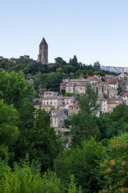 Ortaçağ köyü Olargues 'in gün batımında ve Olargues Saint-Laurent Kilisesi' nin çan kulesinin manzarası