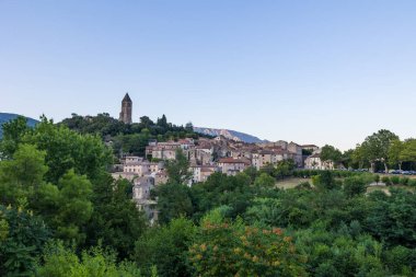 Ortaçağ köyü Olargues 'in gün batımında ve Olargues Saint-Laurent Kilisesi' nin çan kulesinin manzarası