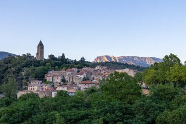 Ortaçağ köyü Olargues 'in gün batımında ve Olargues Saint-Laurent Kilisesi' nin çan kulesinin manzarası