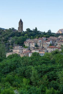 Ortaçağ köyü Olargues 'in gün batımında ve Olargues Saint-Laurent Kilisesi' nin çan kulesinin manzarası
