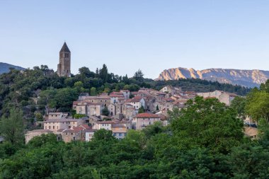 Ortaçağ köyü Olargues 'in gün batımında ve Olargues Saint-Laurent Kilisesi' nin çan kulesinin manzarası