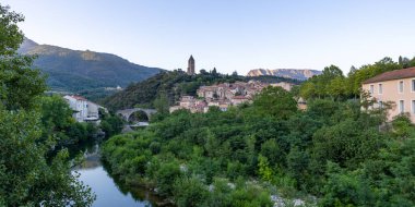 Ortaçağ köyü Olargues 'in gün batımında ve Olargues Saint-Laurent Kilisesi' nin çan kulesinin manzarası