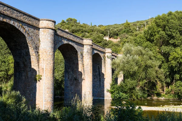 Most Ceps Roquebrun Sześciołukowy Most Xix Wieku Przecinający Rzekę Orb — Zdjęcie stockowe