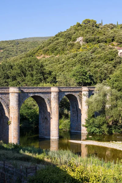 Roquebrun的Ceps桥 一座建于19世纪的六拱桥 横跨Orb河 — 图库照片