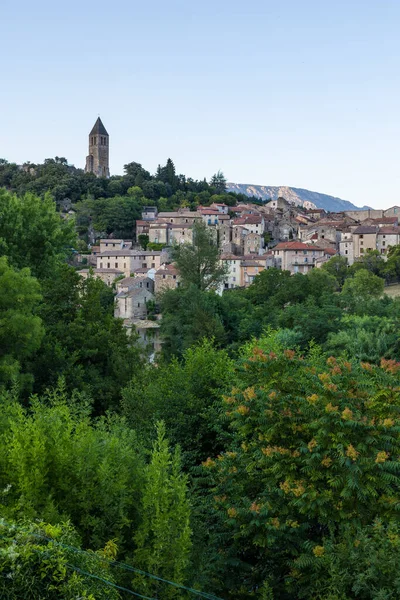 中世纪的Olargues村和圣洛朗Olargues教堂钟楼日落时的景色 — 图库照片