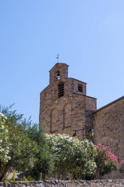 Yazın Saint-Andre de Roquebrun Kilisesi cephesi