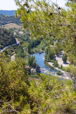 Ortaçağ Roquebrun köyüne ve Akdeniz Bahçesi 'nden Orb Nehri' ne bakın.