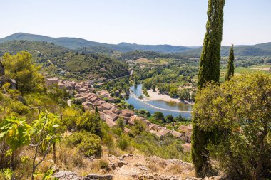Ortaçağ köyü Roquebrun 'un tepesinden Orb Nehri' ne bakın.