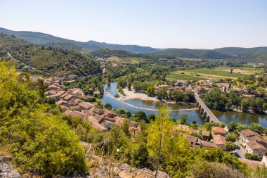 Ortaçağ köyü Roquebrun 'un tepesinden Orb Nehri' ne bakın.