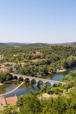 Ortaçağ köyü Roquebrun 'un tepesinden Orb Nehri' ne bakın.