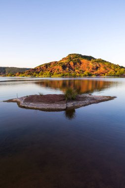Günbatımında Salagou Gölü 'nün kıyısındaki antik Cerebou yanardağına bakın.