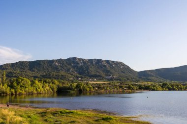 Gün batımında Salagou Gölü kıyısından Liausson Dağı 'nın manzarası