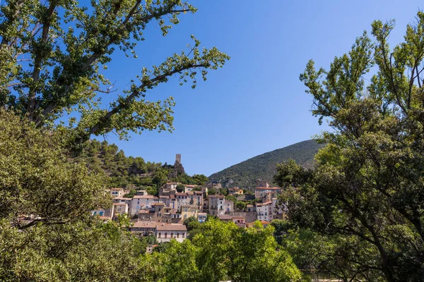 Orb Nehri Kıyısından Roquebrun Köyüne Yaz Manzarası — Stok fotoğraf