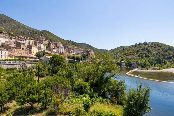 Köprüden Geçen Roquebrun Köyüne Yaz Manzarası — Stok fotoğraf