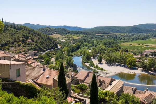 中世の村Roquebrunと地中海庭園からOrb川を望む — ストック写真