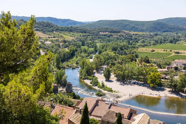 中世の村Roquebrunと地中海庭園からOrb川を望む — ストック写真