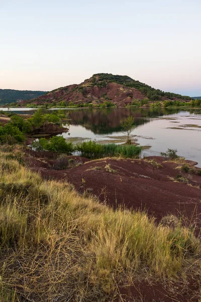 stock image View on the ancient volcano of Cerebou at the edge of the Salagou Lake at sunset