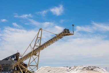 Aigues-Mortes 'in Saltworks' ünü sömürmek için kullanılan makineler.