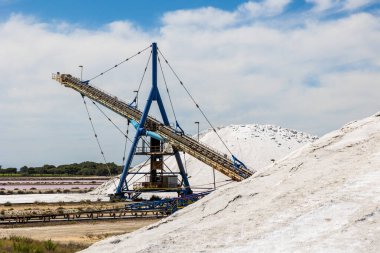 Aigues-Mortes 'in Saltworks' ünü sömürmek için kullanılan makineler.