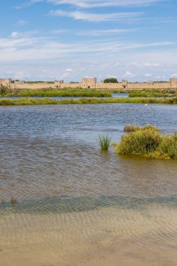 Tuz bataklıklarından Aigues-Mortes surları
