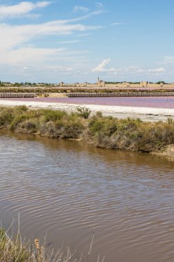 Aigues-Mortes surları Pembe tuz bataklığının önünde