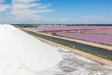 Aigues-Mortes 'in surları Tuz dağından gelen pembe tuz bataklıklarının önünde