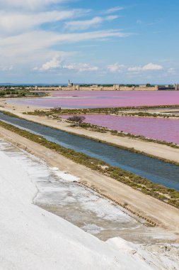 Aigues-Mortes 'in surları Tuz dağından gelen pembe tuz bataklıklarının önünde