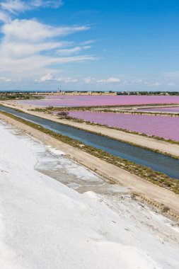 Aigues-Mortes 'in surları Tuz dağından gelen pembe tuz bataklıklarının önünde