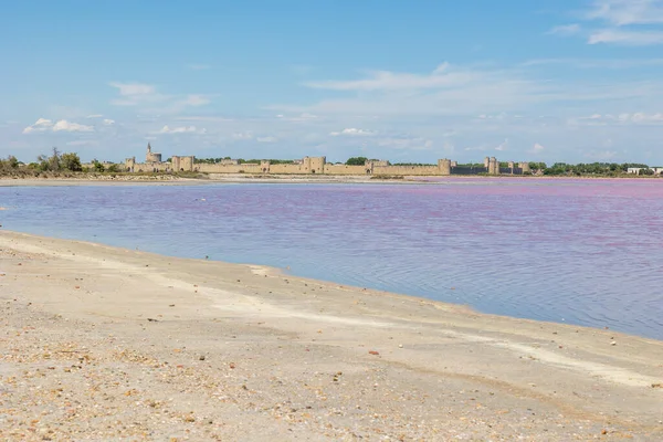 Aigues-Mortes surları Pembe tuz bataklığının önünde