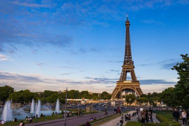 Trocadero Bahçeleri 'nden gün batımında Eyfel Kulesi