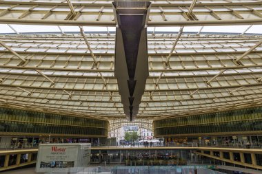 Chatelet-Les-Halles istasyonunun üstündeki metal yapı ve Paris 'teki Halles bölgesinin ticari forumu.