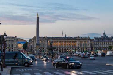 Paris 'teki Quai des Tuileries' ten gün batımında Concorde Meydanı