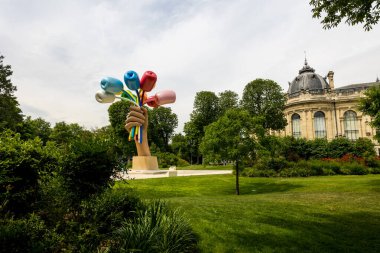 Paris 'teki Petit Palais yakınlarındaki Şanzelize Bahçelerinde Jeff Koons' un 