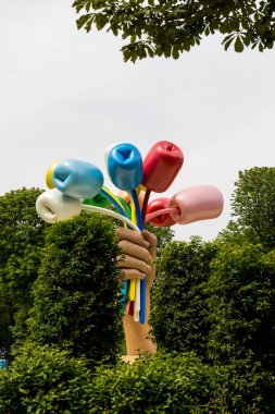 Paris 'teki Petit Palais yakınlarındaki Şanzelize Bahçelerinde Jeff Koons' un 