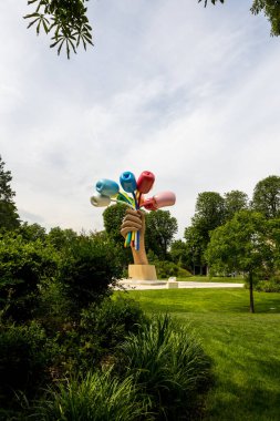 Paris 'teki Petit Palais yakınlarındaki Şanzelize Bahçelerinde Jeff Koons' un 