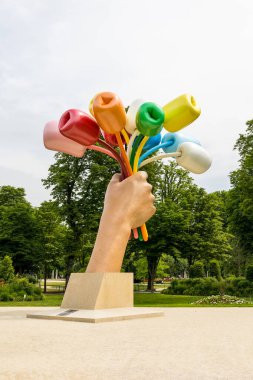 Paris 'teki Petit Palais yakınlarındaki Şanzelize Bahçelerinde Jeff Koons' un 