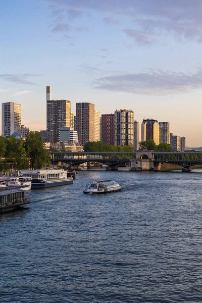 Boot Seine Voor Gebouwen Van Beaugrenelle Bij Zonsondergang Vanaf Pont — Stockfoto
