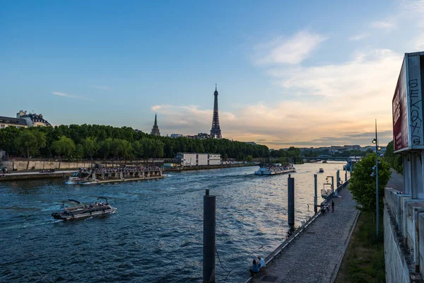 Eiffel Tower Sunset Front Seine Boats Barges — Stock Photo, Image