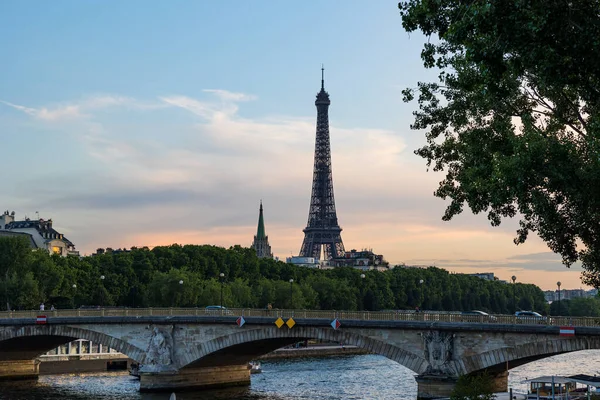 Torre Eiffel Atardecer Frente Sena Con Barcos Barcazas — Foto de Stock