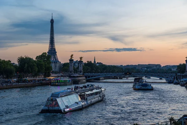 Eiffeltornet Vid Solnedgången Framför Seine Med Båtar Och Pråmar — Stockfoto