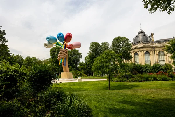 stock image Sculpture 'Bouquet of Tulips' by Jeff Koons in the Champs-Elysees gardens near the Petit Palais in Paris