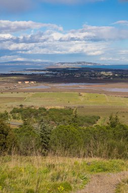 Bagnas Doğa Koruma Alanı 'nın manzarası ve Mont Saint-Clair, Agde' deki Mont Saint-Loup 'tan bulutlu bir günde