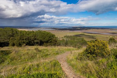 Bagnas Doğa Koruma Alanı 'nın manzarası ve Mont Saint-Clair, Agde' deki Mont Saint-Loup 'tan bulutlu bir günde